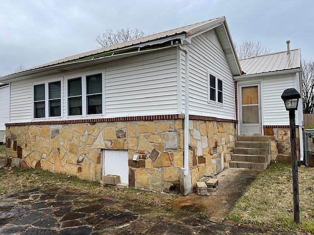 2nd image of 1331 Addie St