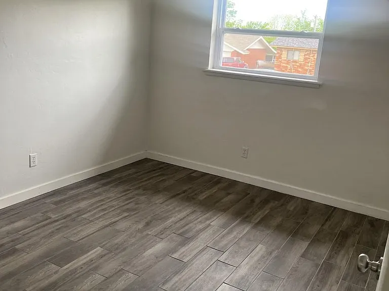 2512 Yorkshire Ave — Photo 7