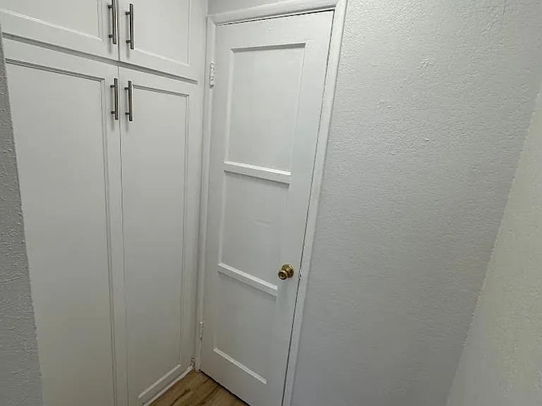 Fully Remodeled Ground-Level Studio Apartment with Modern Finishes — Photo 6
