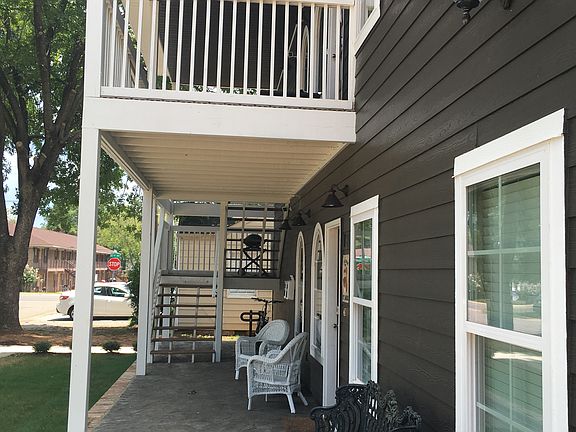 3rd image of 1003 Elmwood Dr