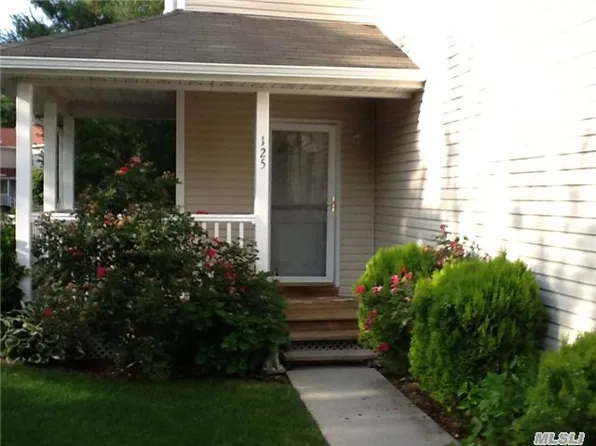 125 Larsen Dr, Amityville, NY 11701