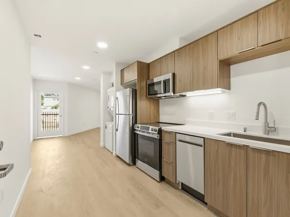 Goldilocks Apartments