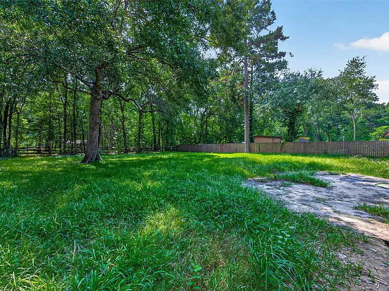 18747 Woodridge Dr — Photo 32