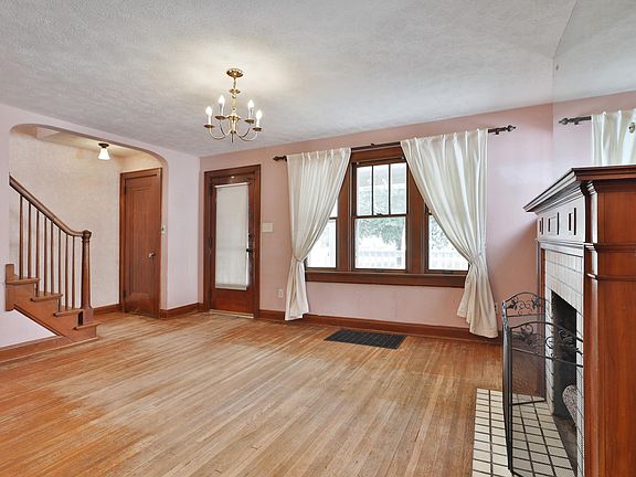 4th image of 448 Woodbury Ave