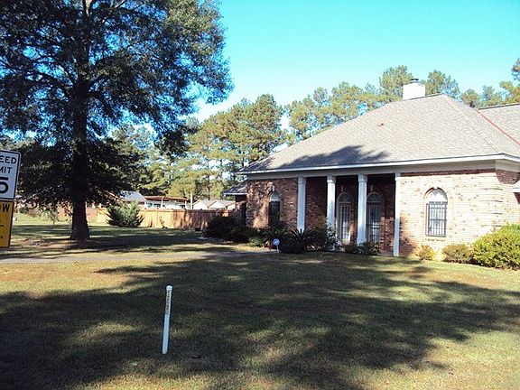 3rd image of 206 Pine Dr