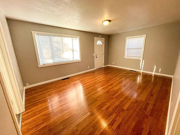 5th image of 3824 Willow St