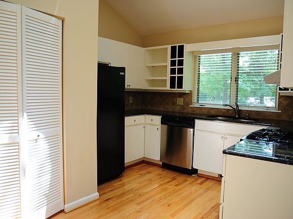 5th image of 809 E Franklin St