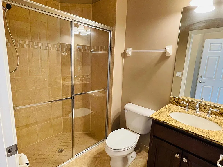 Main floor / Guest bathroom