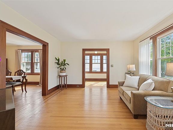 5th image of 656 Orchard Street