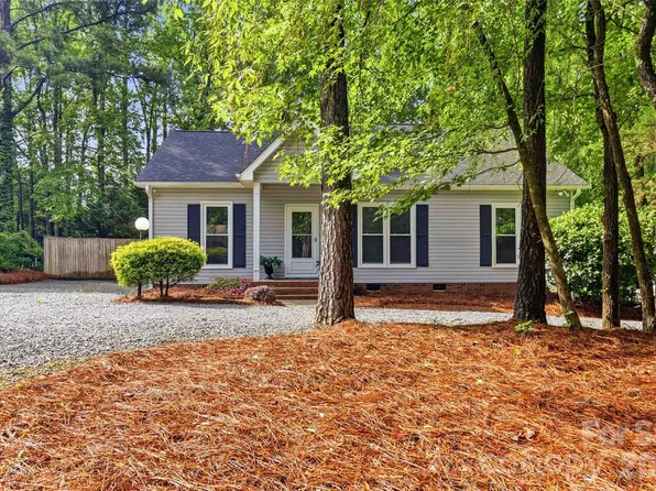325 Enchanted Dr, Matthews, NC 28104