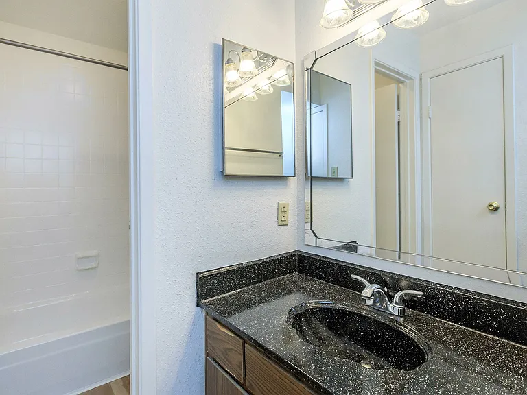 Stone Hollow Apartments — Photo 13