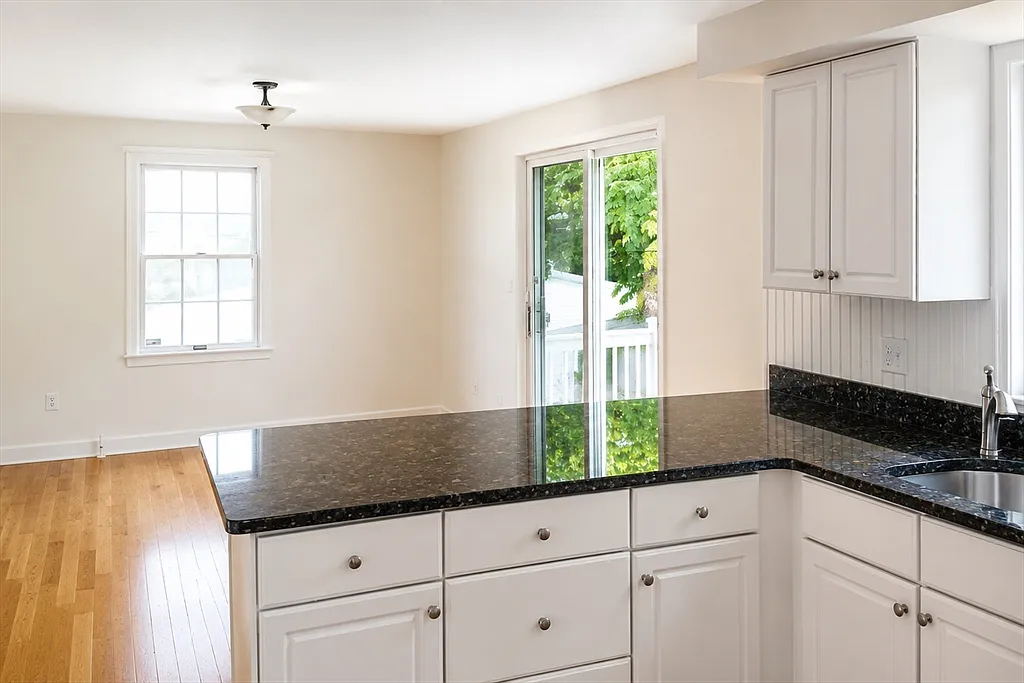 4 bed, 2.5 bath, 1728 sqft, $5,500 — Photo 3