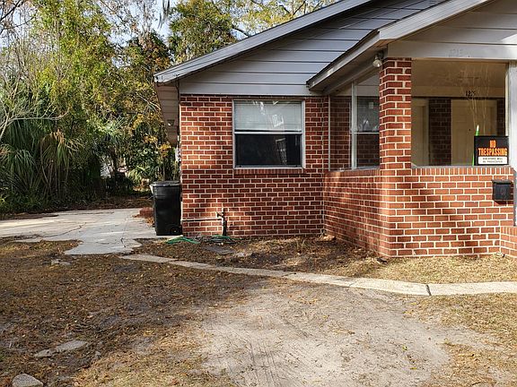 I block from V Pizza. Close to restaurants on San Marco blvd