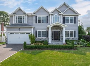 8 Willben Ln, Plainview, NY 11803