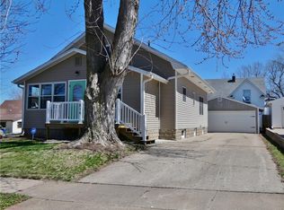 814 E 2nd St, Pella, IA 50219