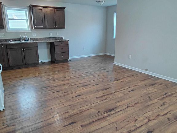 5th image of 505 S Elm St