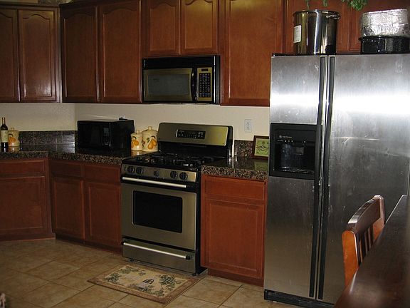 Stainless Steel Appliances w/Granite Counters