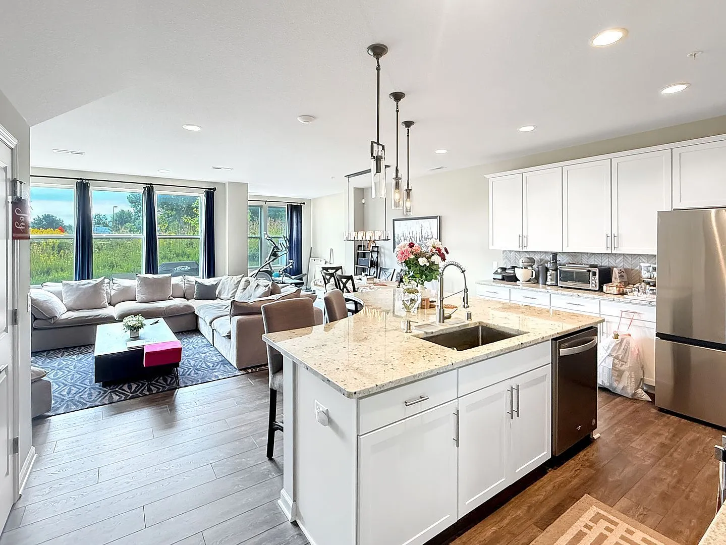 3 bed, 3.0 bath, 2110 sqft, $2,695 — Photo 4