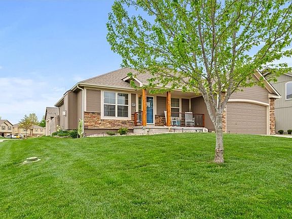 3rd image of 212 NE Hannah Ct