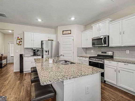 5th image of 3462 Hawthorn Farm Blvd
