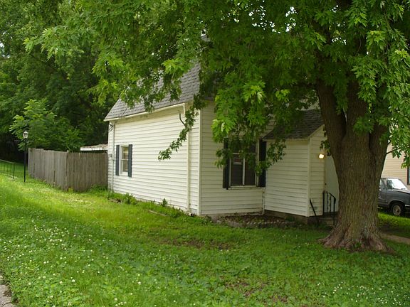 Side of house from 6th street, shows fence encompassing back patio area.