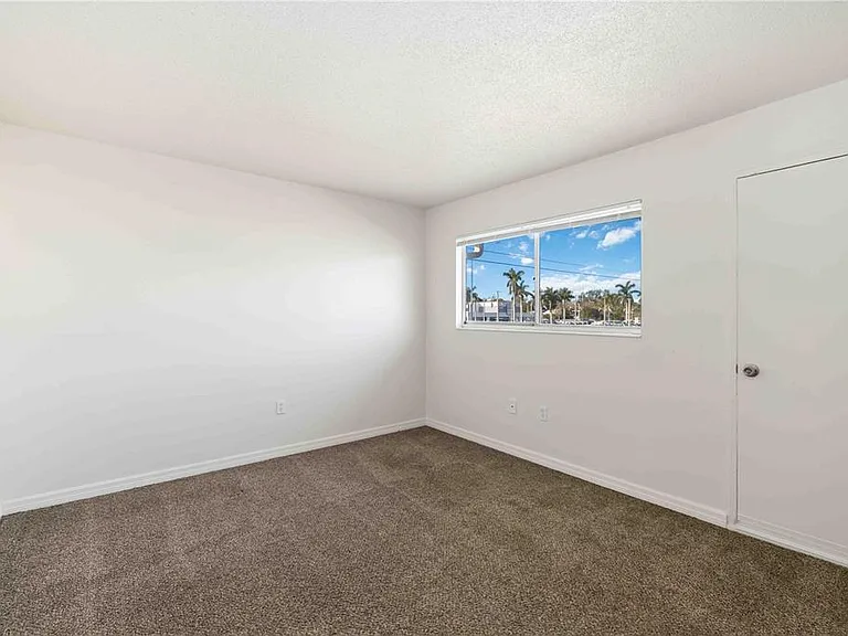 3569 Bee Ridge Rd — Photo 16