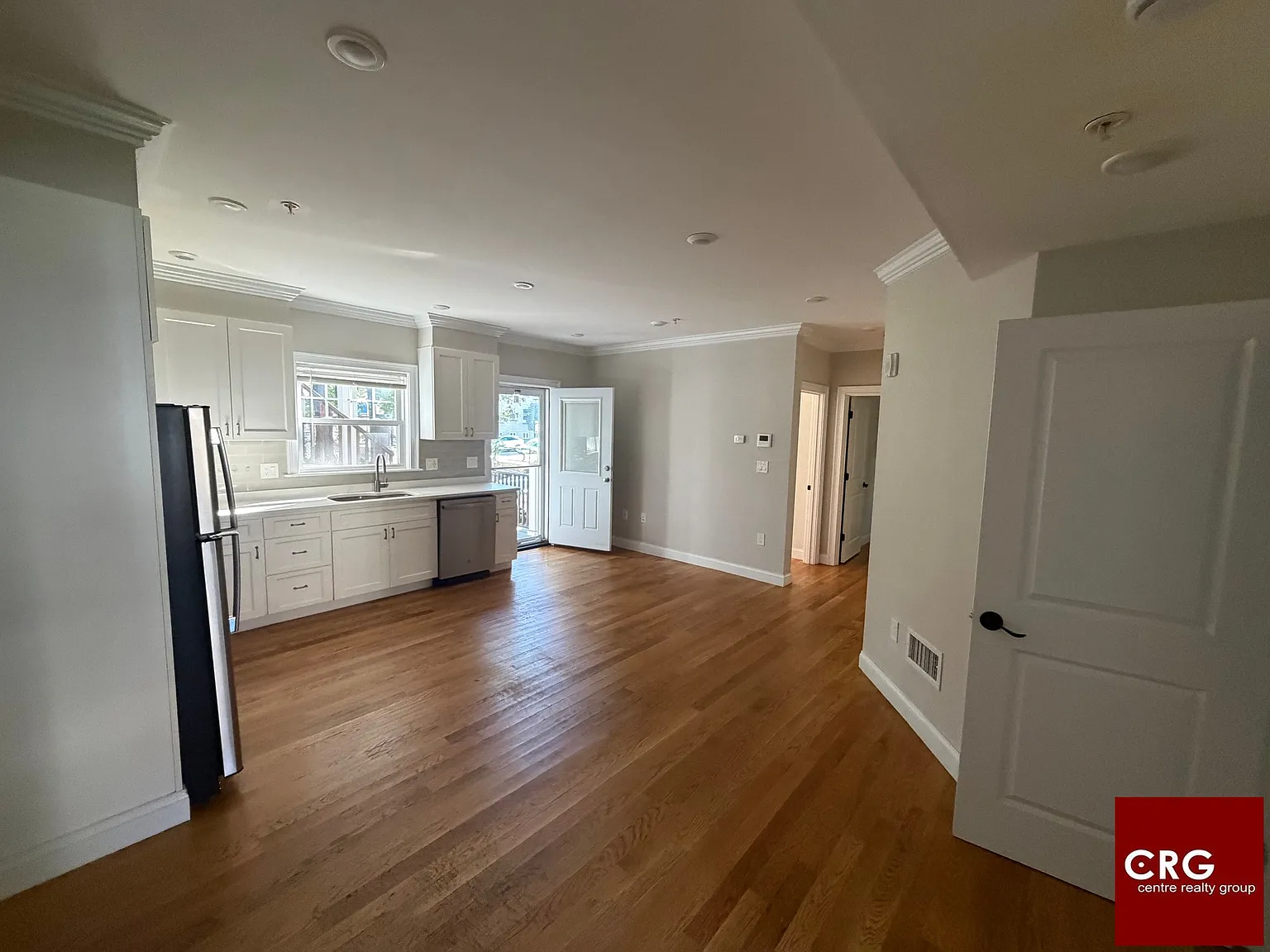 3 bed, 2.0 bath, 950 sqft, $4,650 — Photo 2