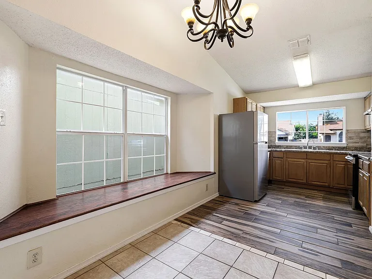 9707 Valley Crst — Photo 6