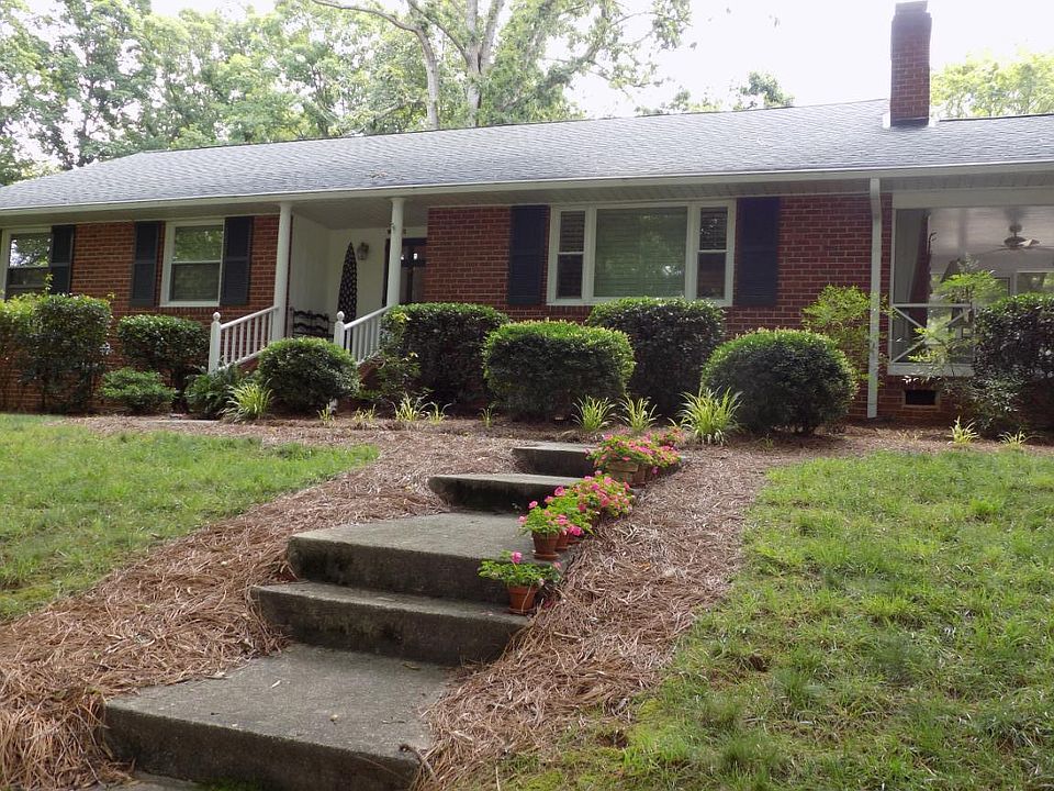 Front of House Facing Magnolia