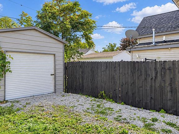 4th image of 1047 Bacon St