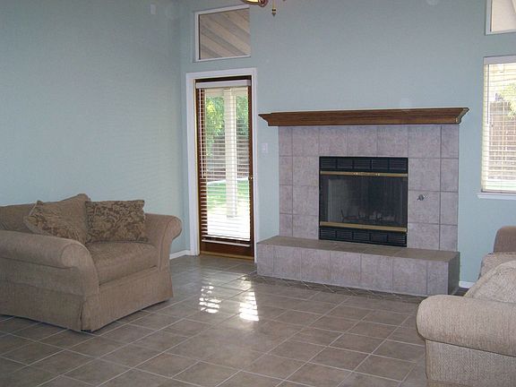 Cozy Tiled Living Rm