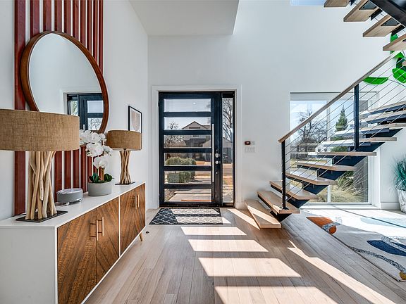 3rd image of 4811 Cowan Ave