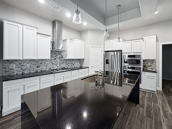 5th image of 2916 N Amor Ave