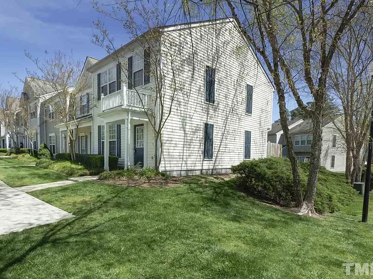 100 Parklane Dr — Photo 11