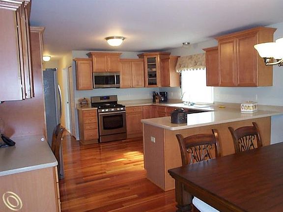 3rd image of 579 East Ct