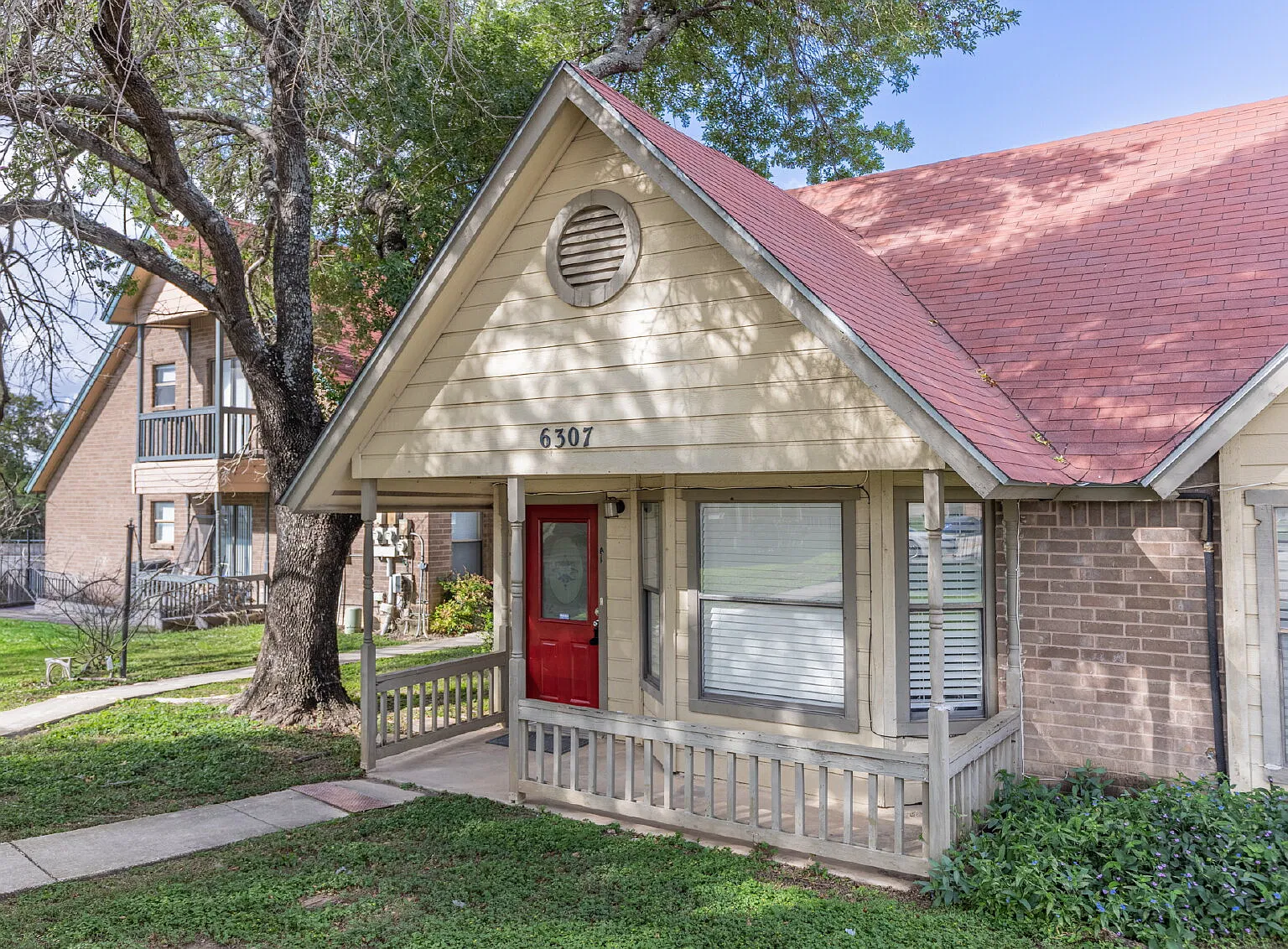 1 bed, 1.0 bath, 852 sqft, $815 — Photo 3