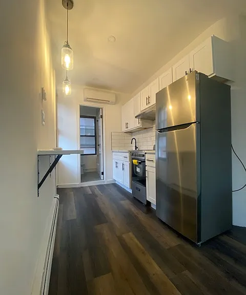 246 W 4th St #3 — Photo 6