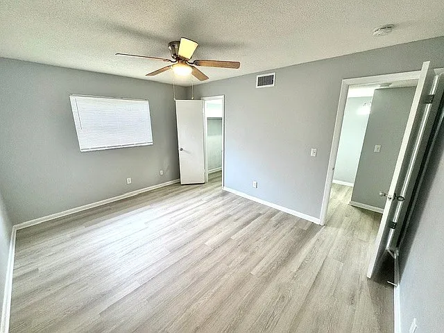 Devon Manor Apartments — Photo 29