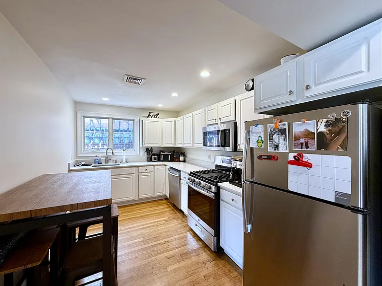 521 E 2nd St #1 — Photo 4