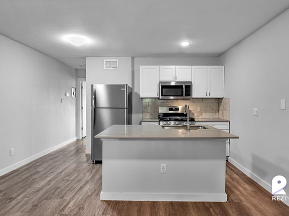 4th image of 902 Romeria Dr