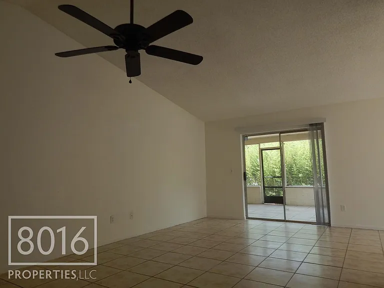 4755 White Willow Ln — Photo 4