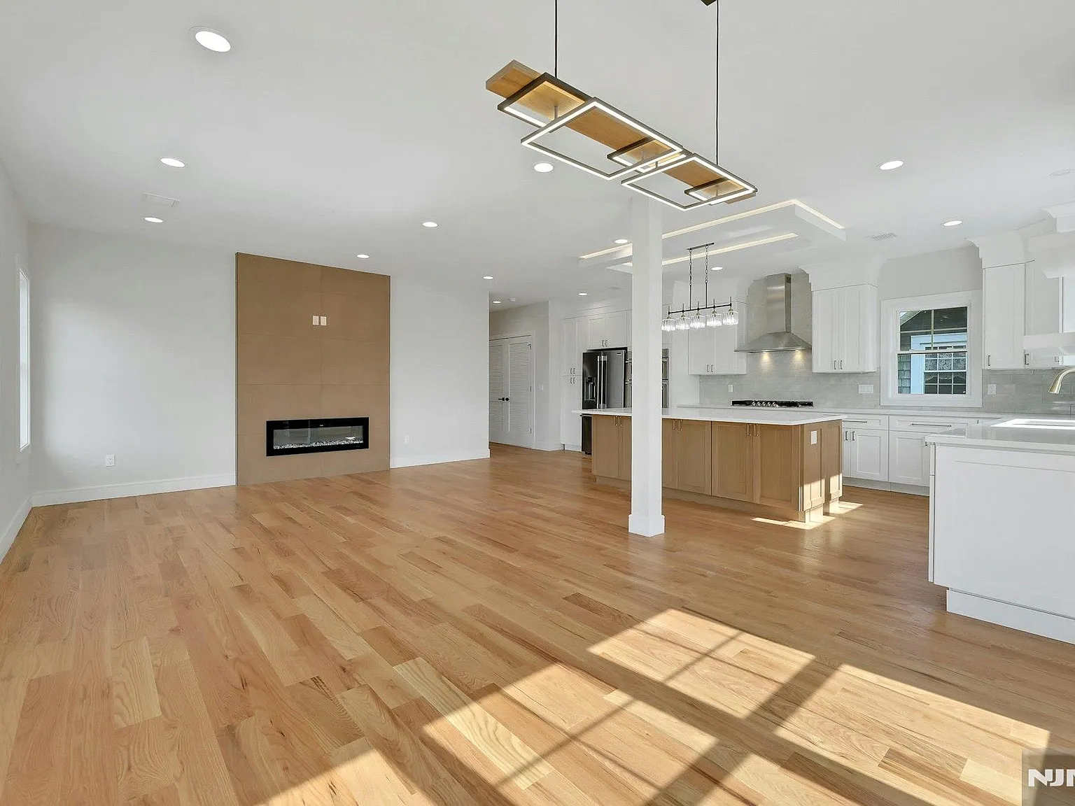 3 bed, 1600 sqft, $4,200 — Photo 3