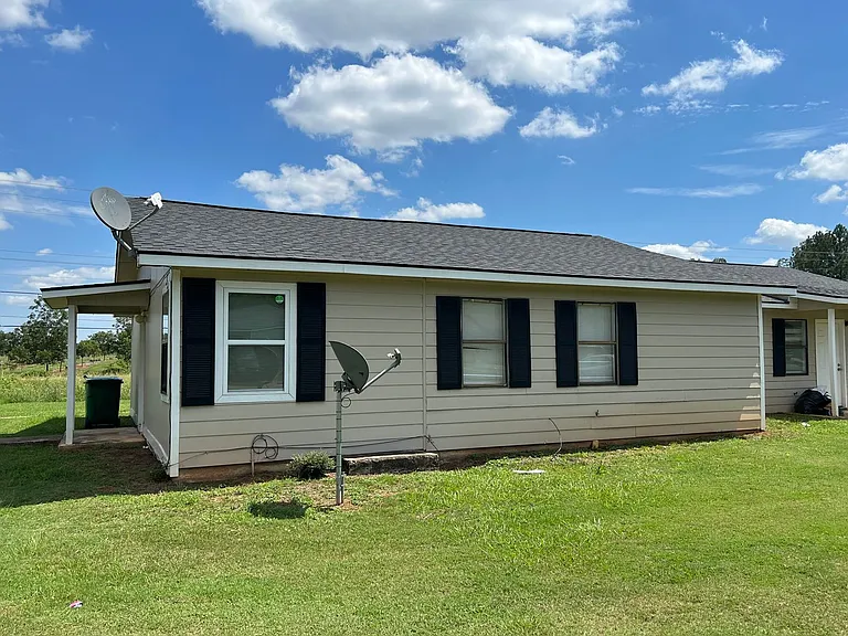 300 Carriage Ln — Photo 2