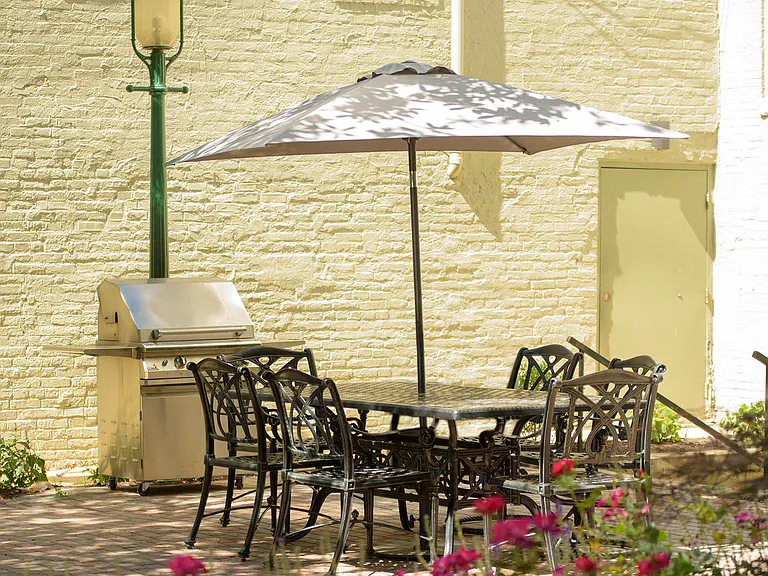 Beautifully Renovated Courtyard