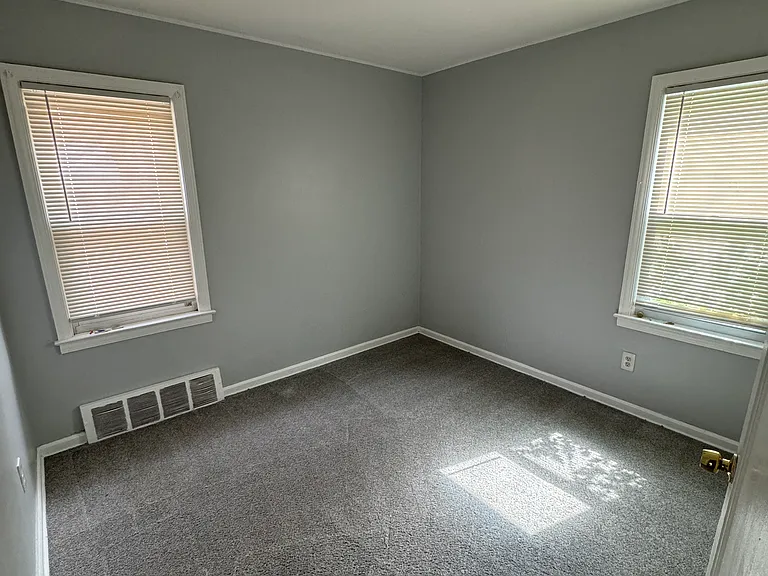 8904 Robson St — Photo 15