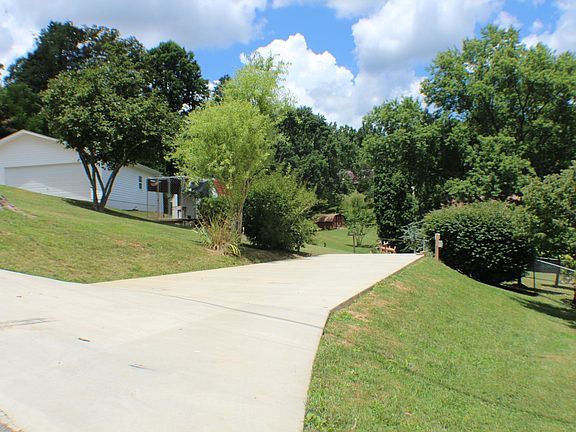 5th image of 832 Danbury St