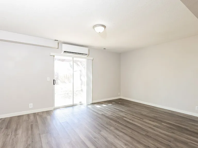 5902 S Woodview Dr — Photo 10