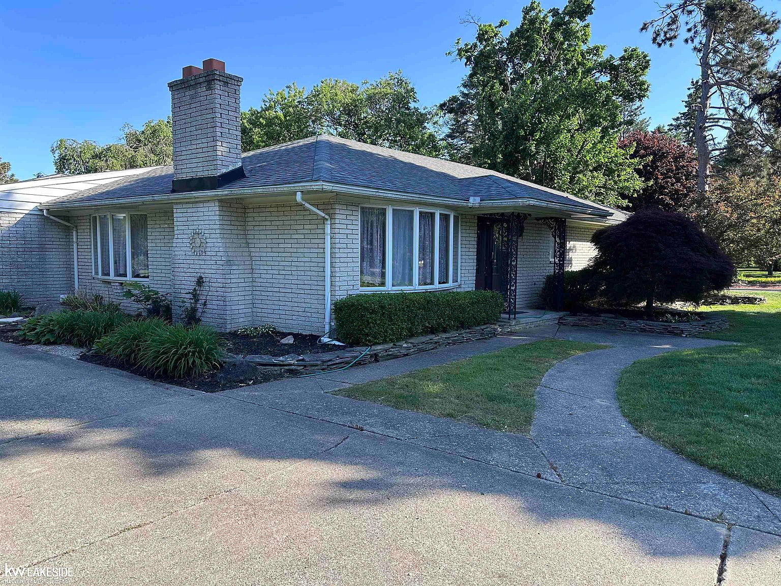 38666 Moravian Dr, Clinton Township, MI 48036