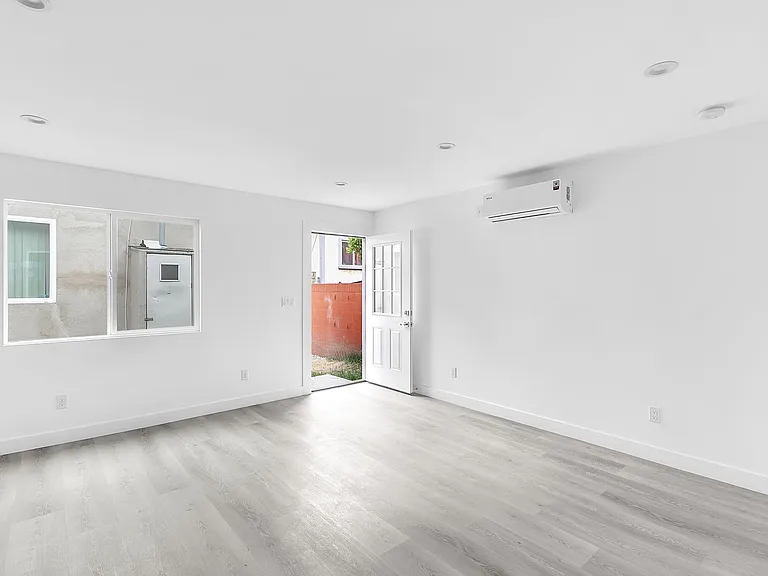 2747 S Mansfield Ave — Photo 11