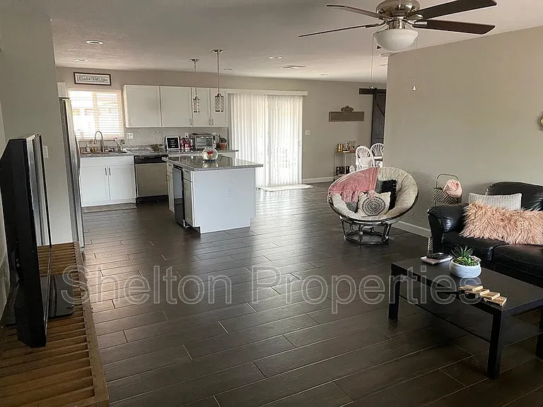1421 S Roberts Rd — Photo 3